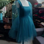 Lazurowa wersja sukienki na komers